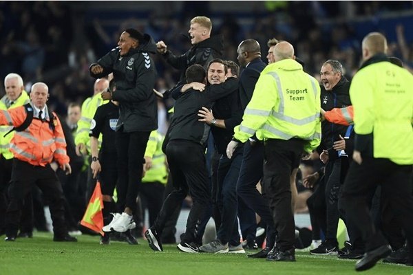 equipe técnica do everton comemora