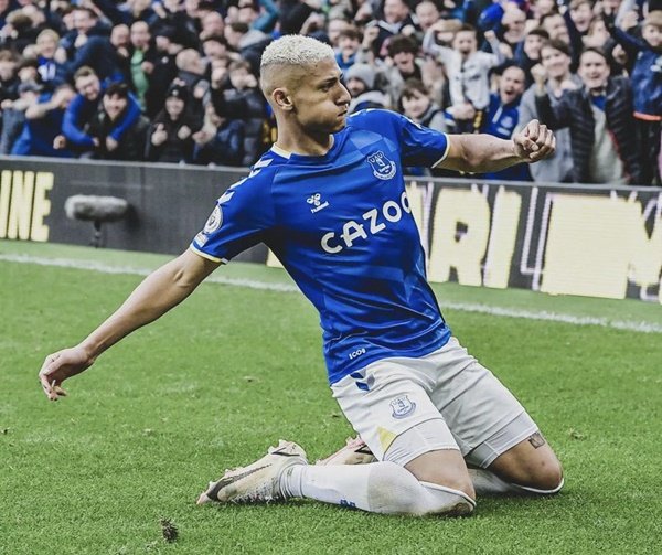 richarlison comemora ajoelhado