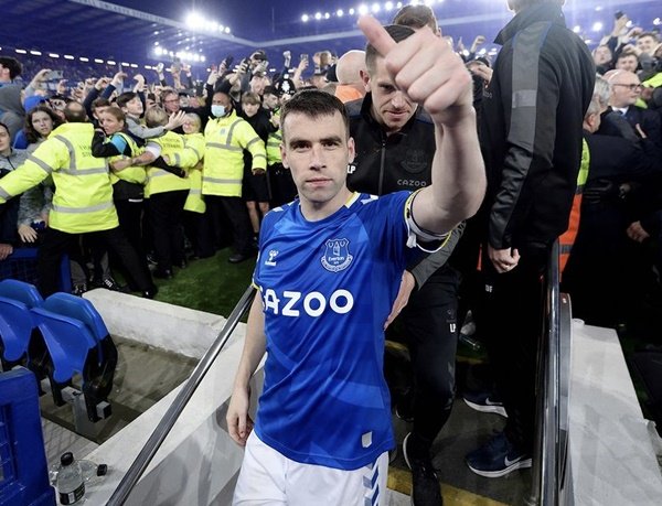 coleman comemora com torcida do everton