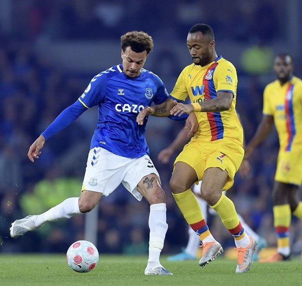 jogadores de everton e crystal palace disputam a bola