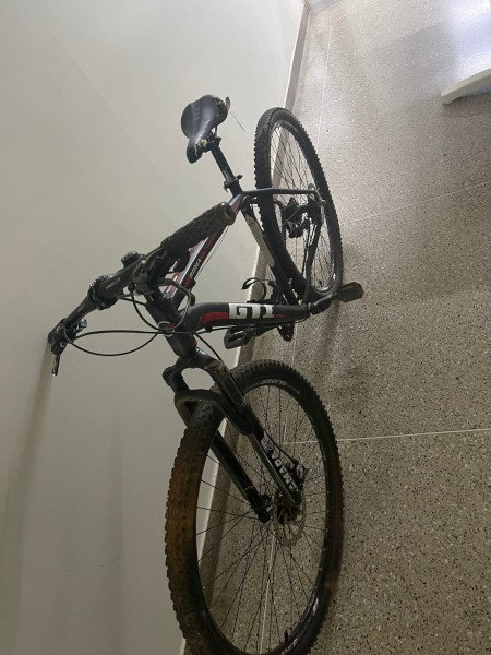 bicicleta enconstada em parede branca