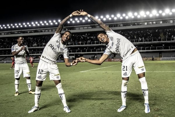 Jogadores do Santos comemorando gol