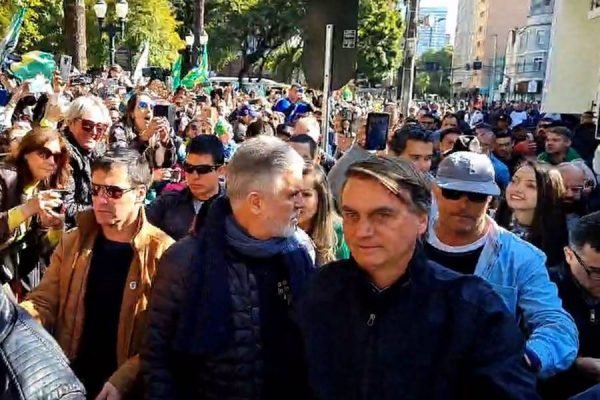 Bolsonaro participa de "Marcha para Jesus" em Curitiba, no Paran&aacute;