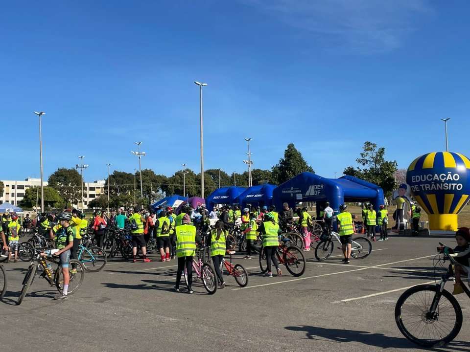 Ciclistas ao lado de bikes no estacionamento do Taguaparque