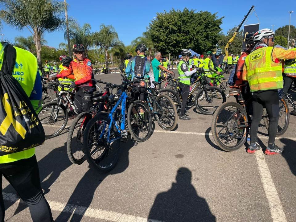 Ciclistas ao lado de bikes no estacionamento do Taguaparque