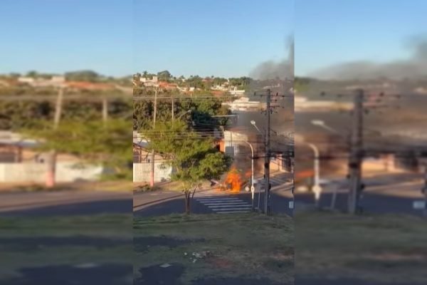 Carro pega fogo em avenida de Campo Grande
