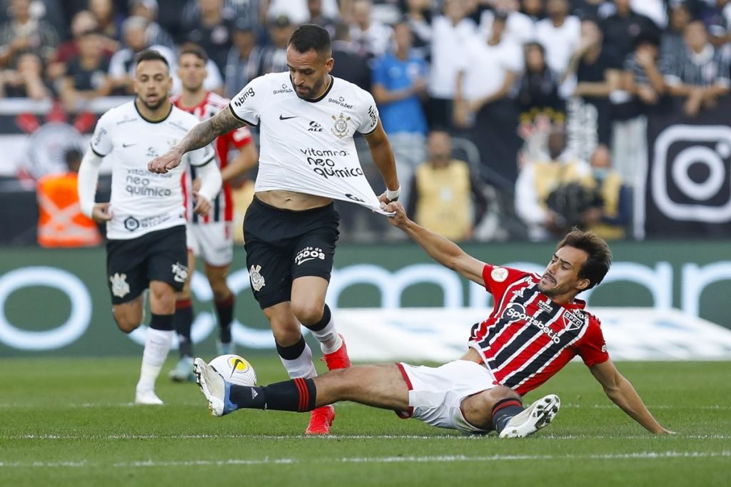 Corinthians arranca empate com o São Paulo e mantém a liderança do  Brasileirão