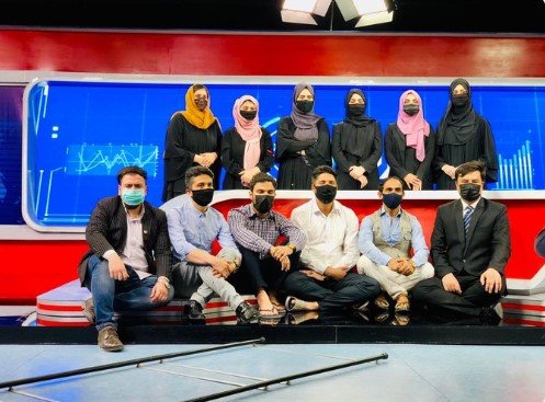 Jornalistas do Tolo News no Afeganistão posam para fotos com rosto e cabelo cobertos