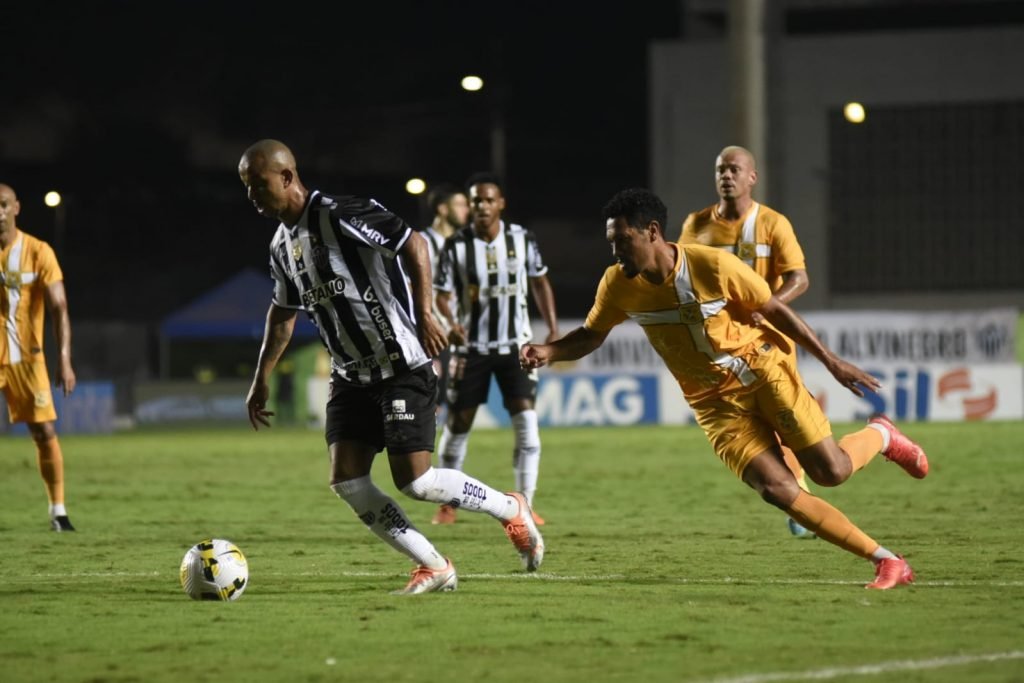 Hernane tenta ganhar disputa de bola