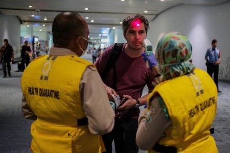 Homem tem a temperatura medida em um aeroporto da indonésia como medida varíola dos macacos