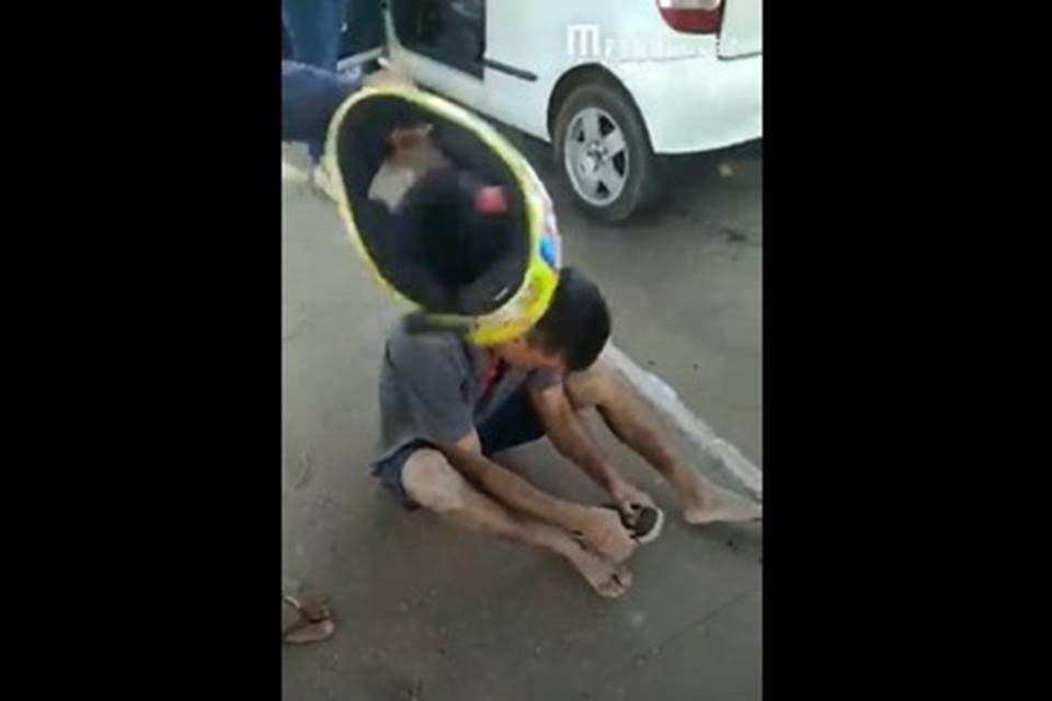 Golpe de capacete na cabeça do motorista responsável pelo atropelamento de cinco crianças - Metrópoles
