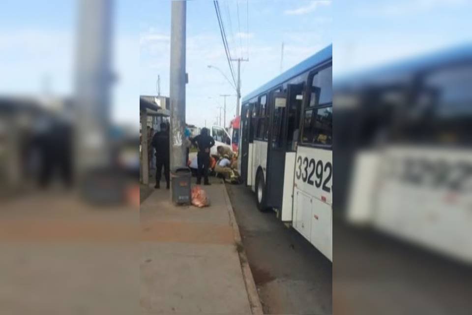 Pessoas próximas de ônibus azul