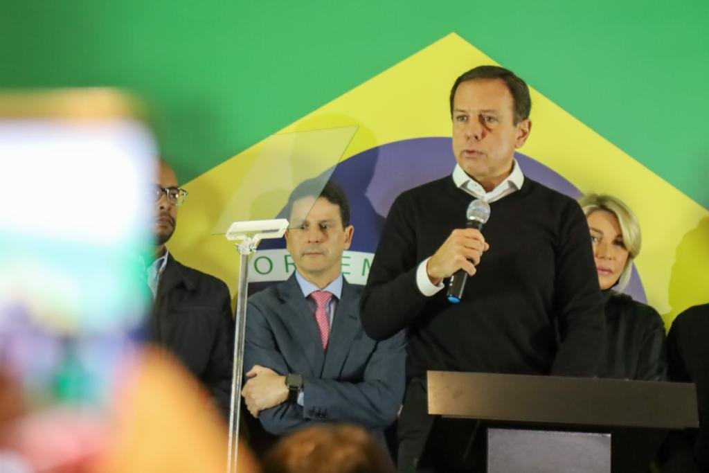 Ao lado de Doria, estava o presidente do PSDB, Bruno Araújo