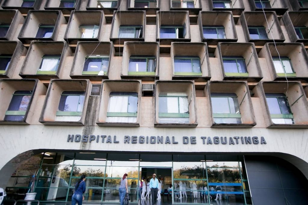 Fachada do Hospital Regional de Taguantiga, o HRT com movimentação de pessoas na porta - Metrópoles