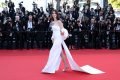 Anne Hathaway, usando look branco, no Festival de Cannes 2022