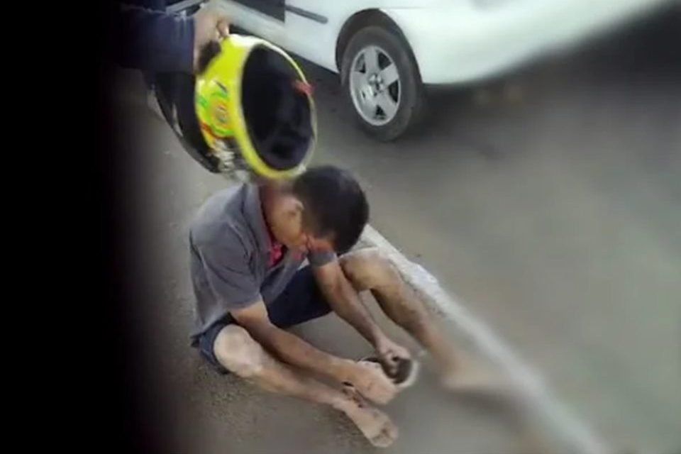 Motorista embriagado que atropelou cinco crianças em Ceilândia é detido por populares ao lado de carro envolvido em crime e leva "capacetada" de motoboy - Metrópoles