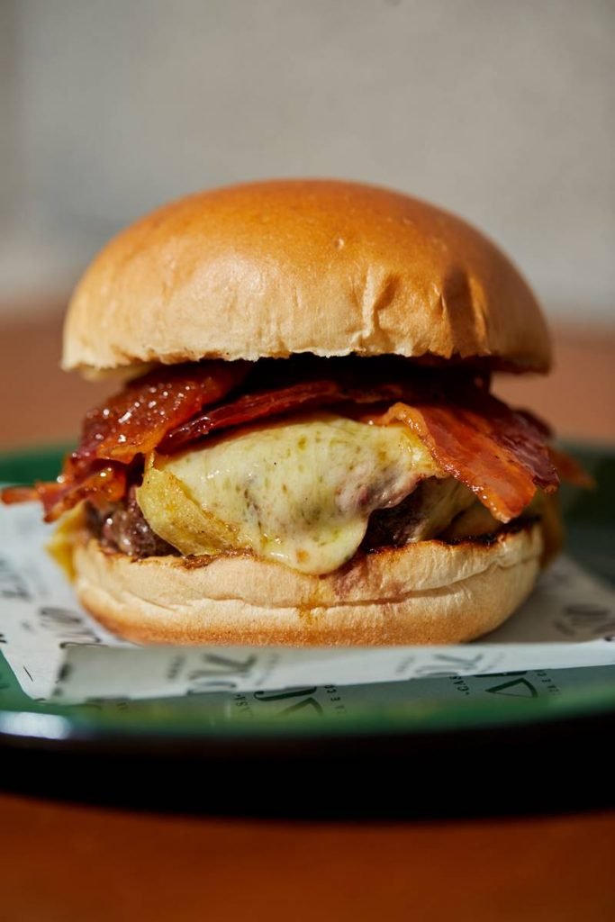 Brie Caramelo Burguer da Casa Baco