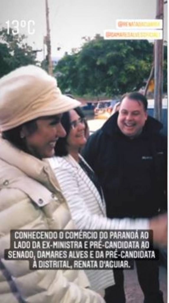 Em stories, ex-ministra Damares anda pelo comércio de rua do Paranoá com deputado federal Júlio Cesar (REPUBLICANOS-DF) e a pré-candidata a deputada distrital, Renata D'Aguiar. Todos usam roupa de frio - Metrópoles