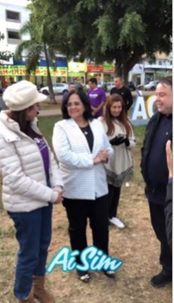 Em stories, ex-ministra Damares anda pelo comércio de rua do Paranoá com deputado federal Júlio Cesar (REPUBLICANOS-DF) e a pré-candidata a deputada distrital, Renata D'Aguiar. Todos usam roupa de frio - Metrópoles
