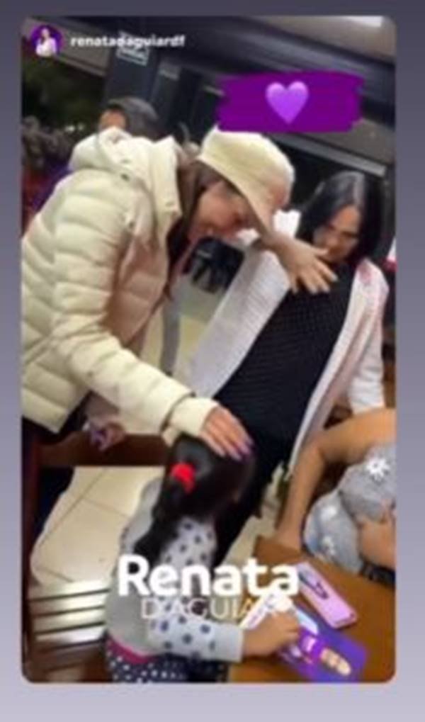 Em stories, ex-ministra Damares anda pelo comércio de rua do Paranoá com a pré-candidata a deputada distrital, Renata D'Aguiar enquanto conversam com uma menina. Todos usam roupa de frio - Metrópoles
