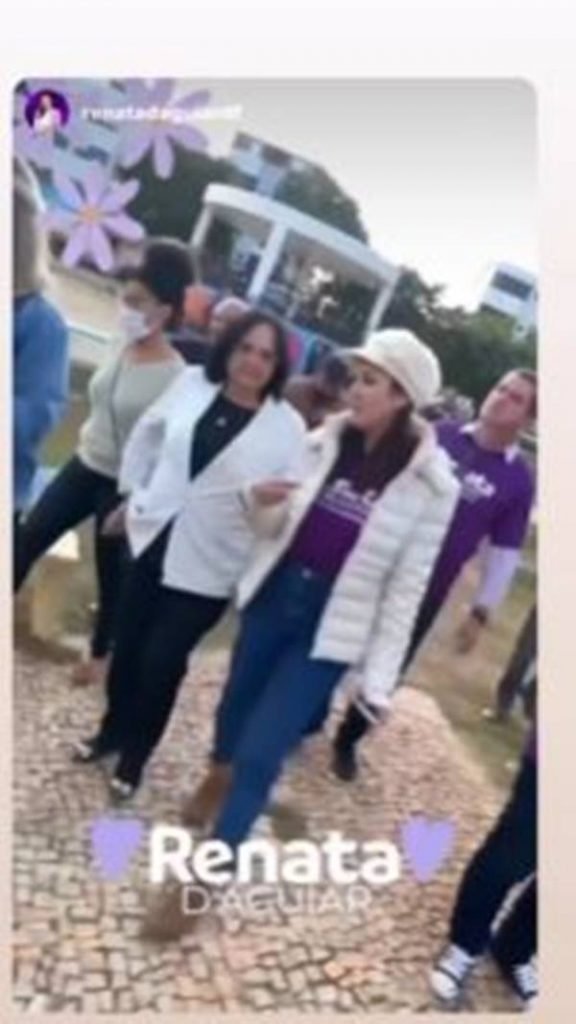 Em stories, ex-ministra Damares anda pelo comércio de rua do Paranoá com a pré-candidata a deputada distrital, Renata D'Aguiar, cercadas de partidários. Todos usam roupa de frio - Metrópoles