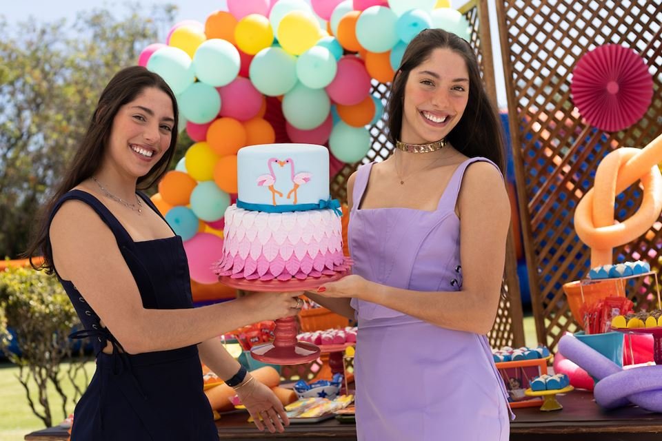 O Bolo De Aniversário Tem 18 Anos Velho Foto de Stock - Imagem de velho,  fundo: 120994654