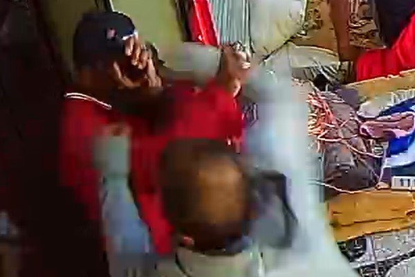 homem de casaco cinza e outro de casaco vermelho em contronto