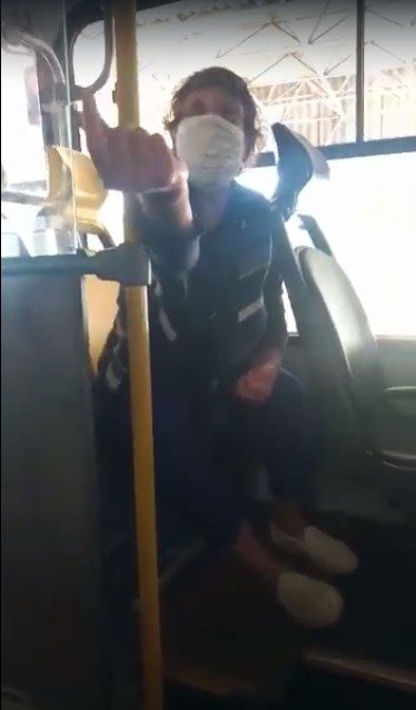 idosa sentada dentro de ônibus