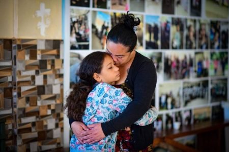 Francisca Katiane Silvia, mãe de Maria Eduarda, criança que teve alta hospitalar após atropelamento em Ceilândia, abraçada à filha em casa - Metrópoles