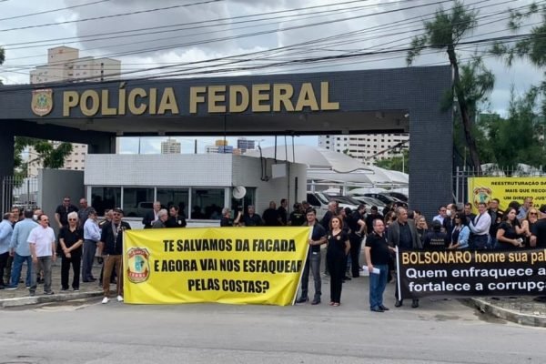 Em frente a Q.G da Polícia Federal, agentes da corporação fazem protesto contra Jair Bolsonaro - Metrópoles