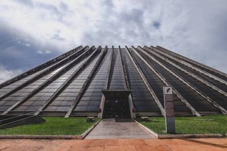 Entrada do Teatro Cláudio Santoro, mais conhecido como Teatro Nacional, localizado próximo à rodoviária de Brasília - Metrópoles