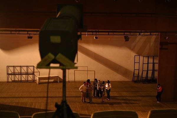 Pessoas em palco do Teatro Cláudio Santoro, mais conhecido como Teatro Nacional, localizado próximo à rodoviária de Brasília - Metrópoles