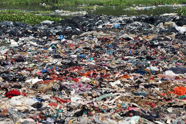 Resíduos de uma fábrica de roupas são despejados em um canal em Savar em 21 de fevereiro de 2022, em Dhaka, Bangladesh.  Sancionados e não sancionados induzidos e não sancionados induzidos à água potável, sanitários e utilizáveis, com este canal sanitários utilizáveis, com este canal sanitários utilizáveis, com este canal adequado.