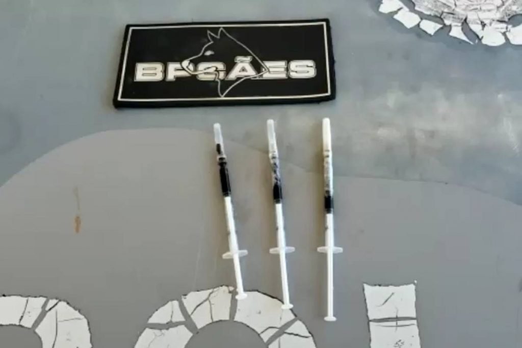 Seringas apreendidas em cima de carro da PMDF