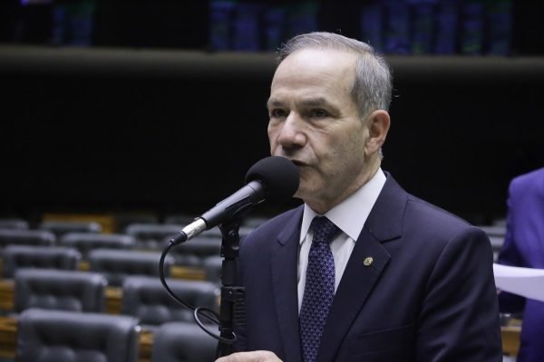 General Peternelli, autor do texto que prevê a possibilidade de cobrança de mensalidade em universidades públicas. Ele discurs em microfone no plenário da Câmara dos Deputados - Metrópoles