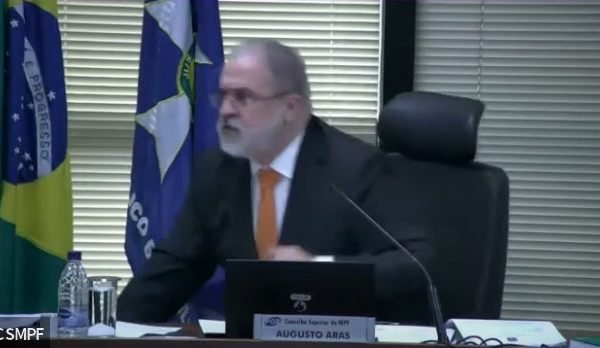 O procurador-geral da República Augusto Aras levanta de sua cadeira em meio a discussão na Procuradoria e parte para cima de colega - Metrópoles
