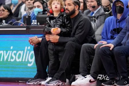 Drake, rapper canadense assintindo a jogo da NBA entre Toronto Raptors e Philadelphia 76ers