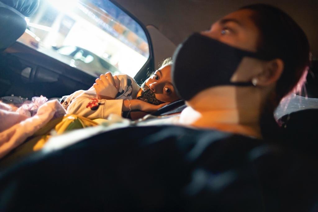 Mãe com filha dentro de carro - Metrópoles