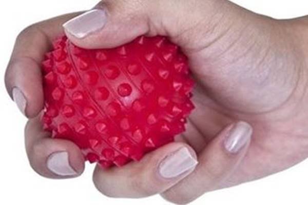 Fotografia colorida de mão segurando bola pequena