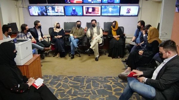grupo de jornalistas se reúne no afeganistão