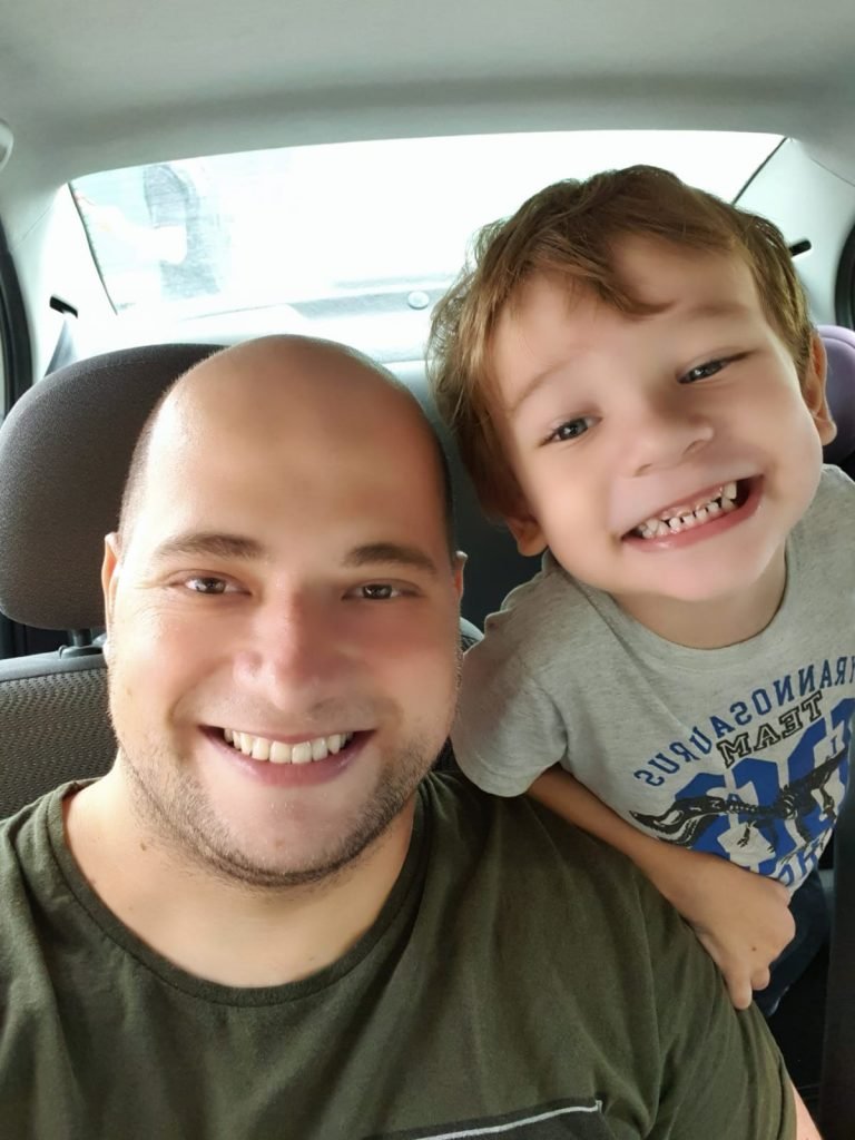 William com seu filho Miguel após o fim do tratamento