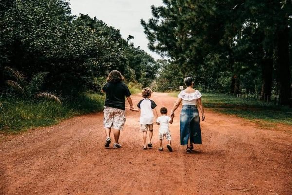 Menina de 10 anos é surpreendida no dia de sua adoção com todos os