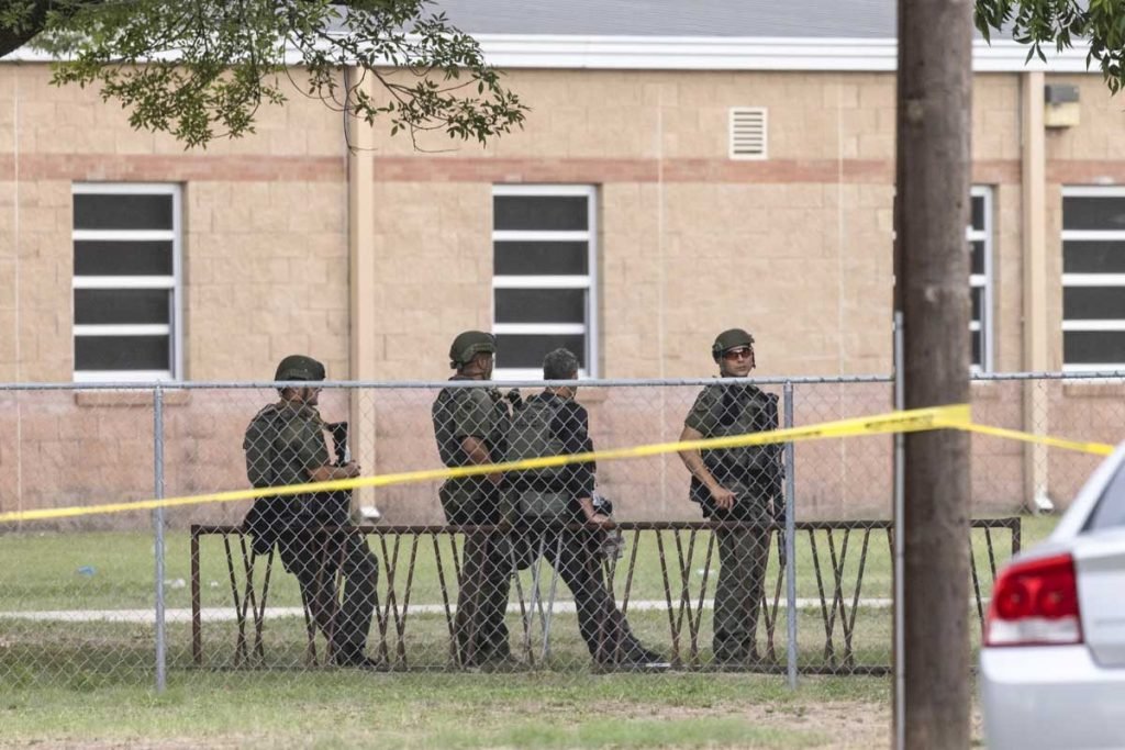 Polícia na escola após um tiroteio em massa na Robb Elementary School, onde 19 pessoas, incluindo 18 crianças, foram mortas