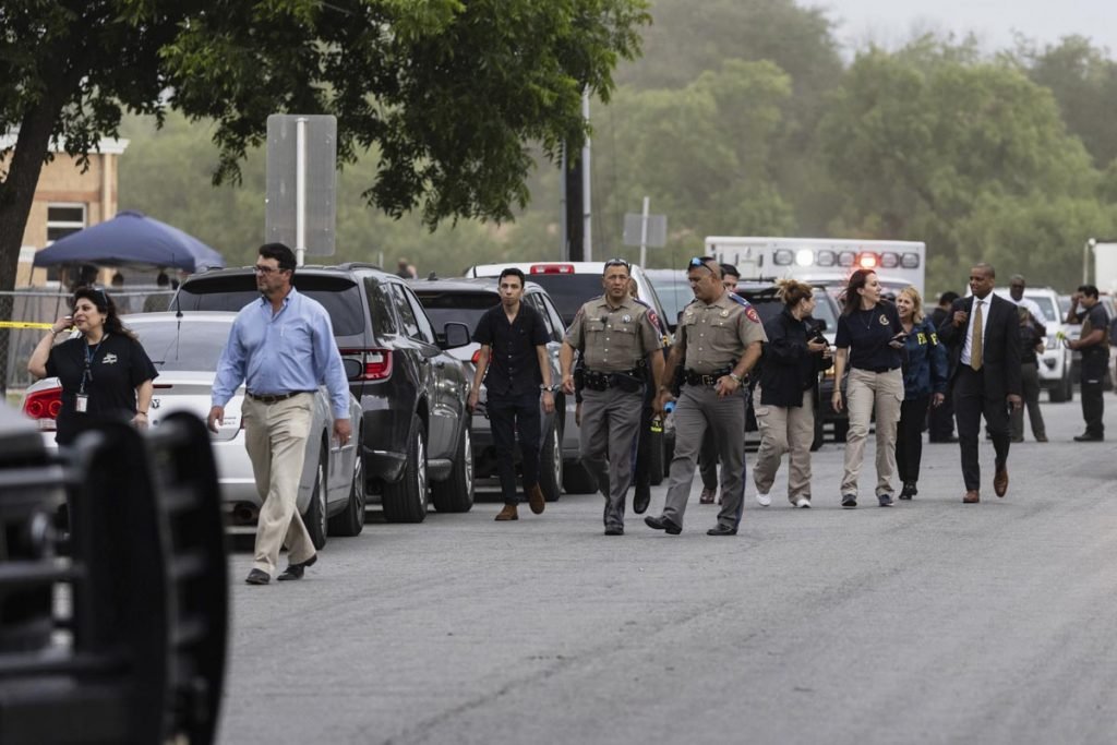 Polícia na escola após um tiroteio em massa na Robb Elementary School, onde 19 pessoas, incluindo 18 crianças, foram mortas