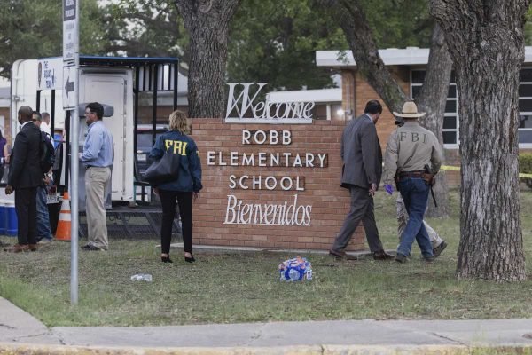 Polícia na escola após um tiroteio em massa na Robb Elementary School, onde 19 pessoas, incluindo 18 crianças, foram mortas