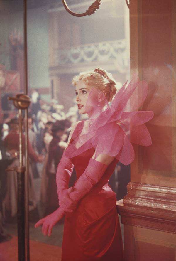 Atriz Zsa Zsa Gabor, para o filme Moulin Rouge, em 1952. Usando um modelo criado pela estilista italiana Elsa Schiaparelli, com rosa-choque