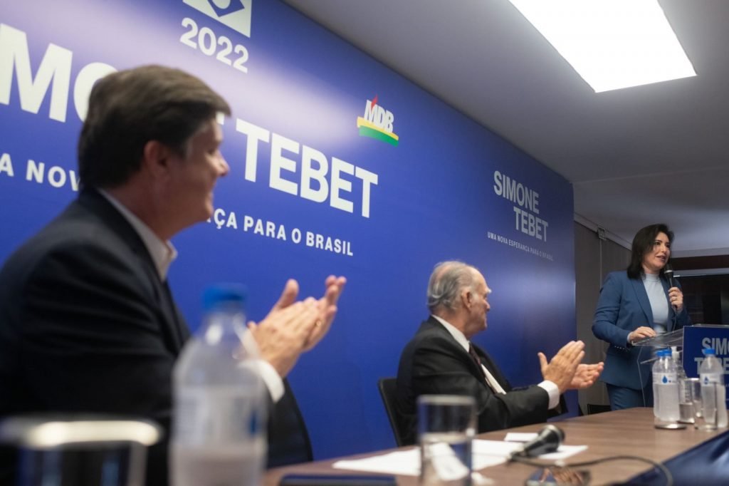 O presidente do MDB, Baleia Rossi, aplaude o discurso de Simone Tebet, em coletiva de imprensa do lançamento de sua pré-candidata à Presidência da República pelo partido - Metrópoles