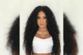 Jovem negra com cabelo solto e blusa branca - Metrópoles