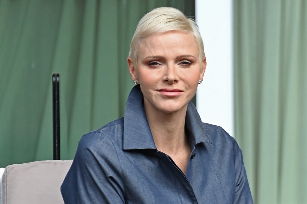 Princesa Charlene de Mônaco em ambiente aberto - Metrópoles