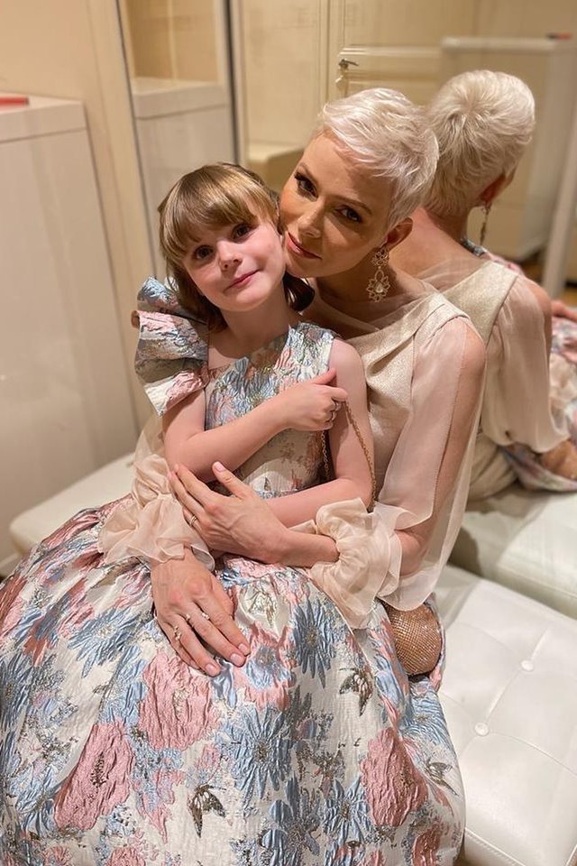 Foto colorida. Princesa Charlene com a filha Gabriella abraçadas